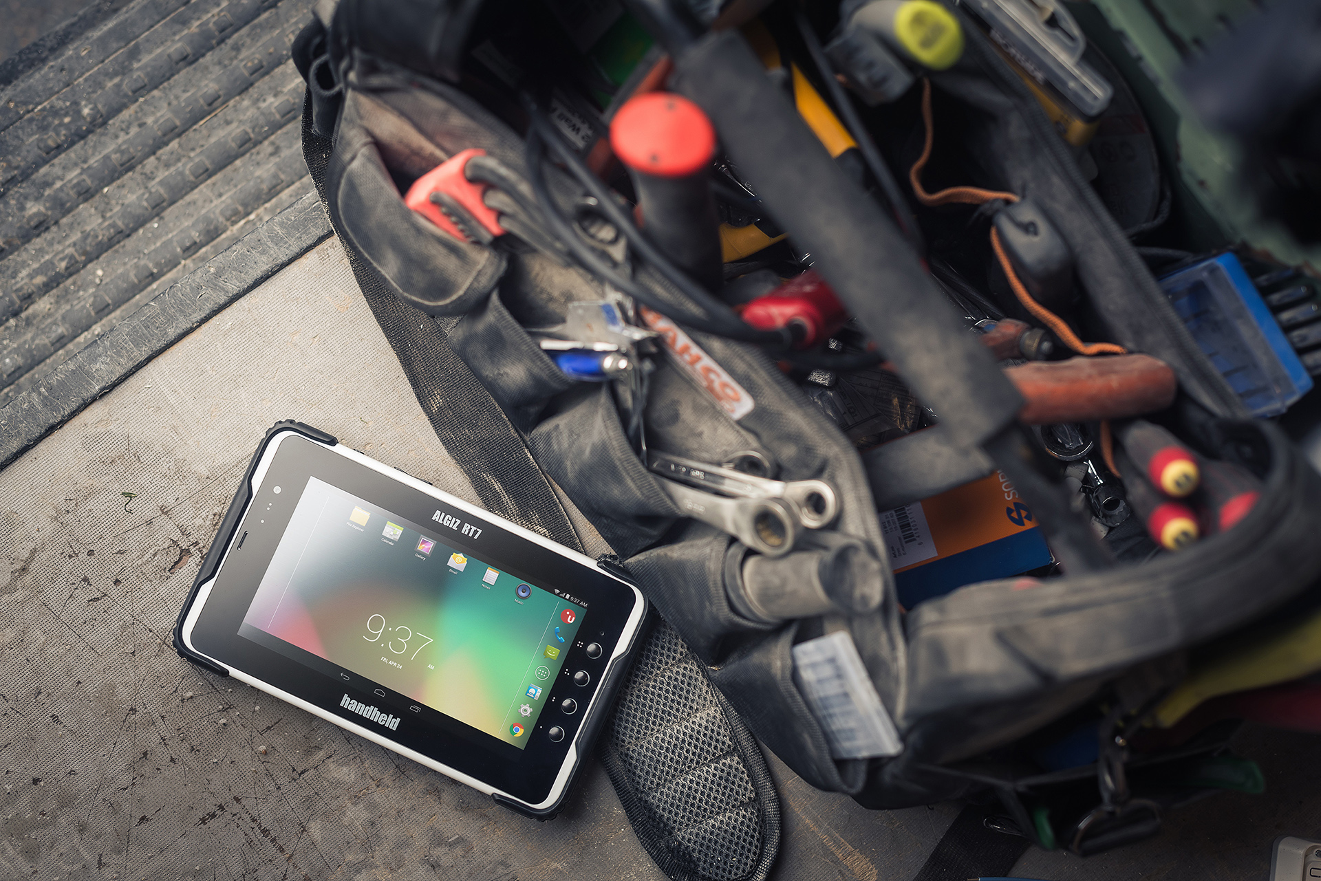 ALGIZ-RT7-rugged-Android-tablet-utilities-field service.jpg